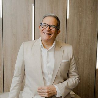 Dr. Molina Cirujano Plastico Reconstructiva y Estetica